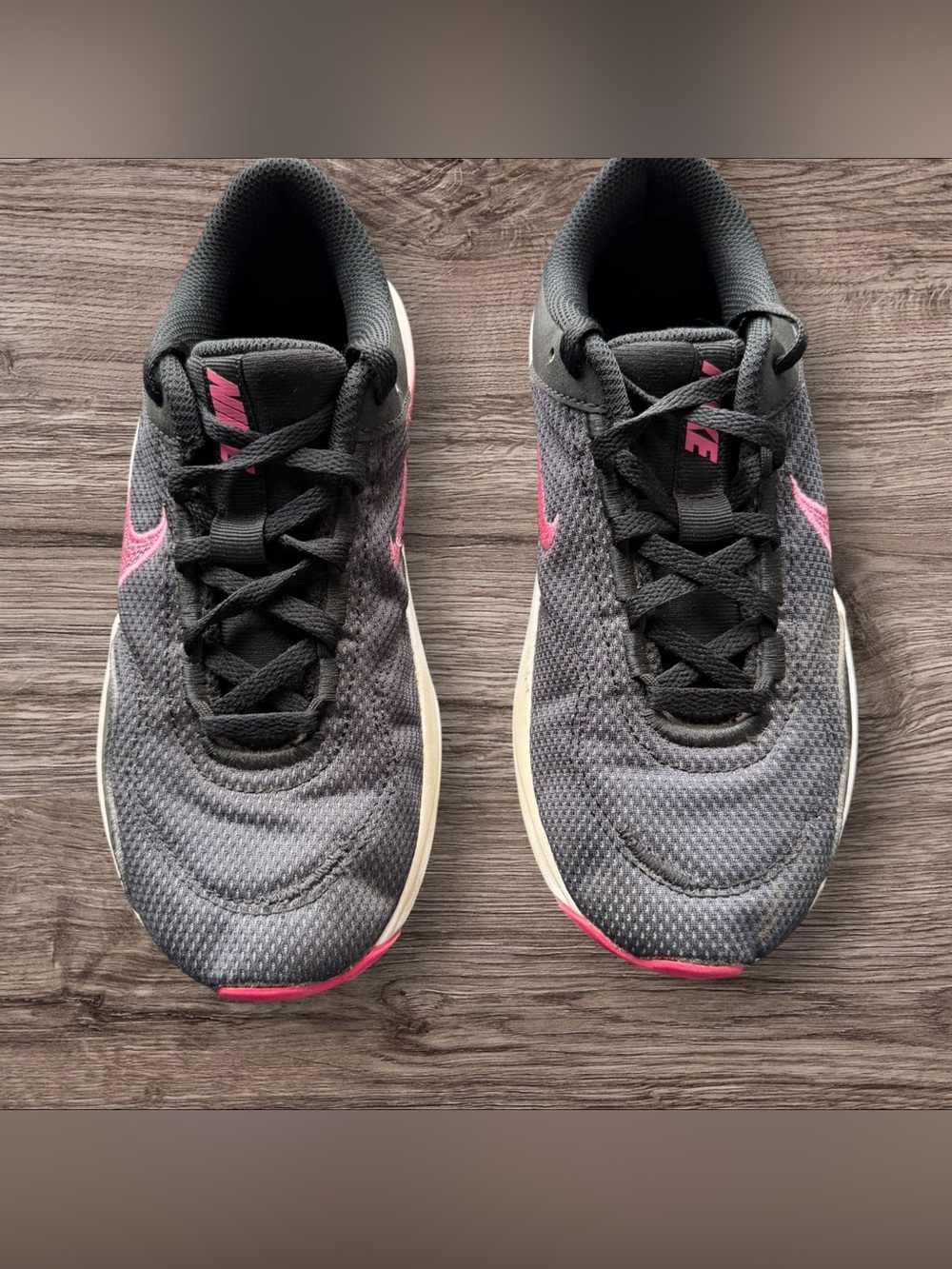 Girls Nike Black and Pink Tennis Shoes Size 6 1/2